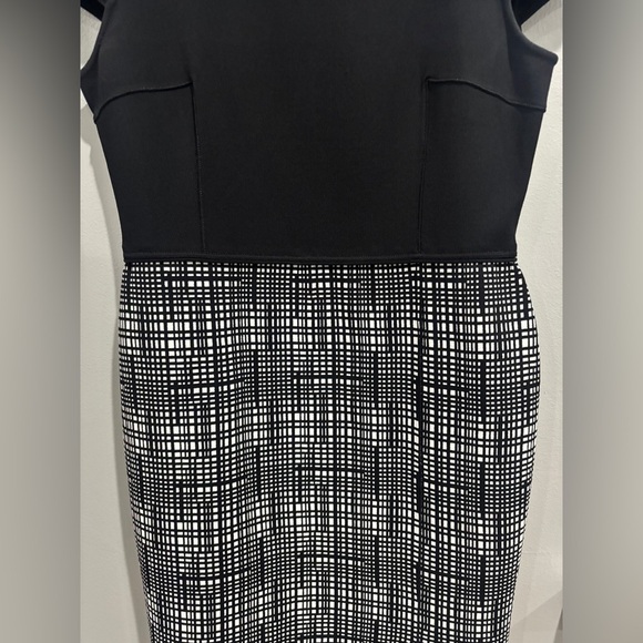 St. John Collection Luxe Sculpture Knit Cap Sleeve Dress-Caviar Size 12 - Picture 10 of 10